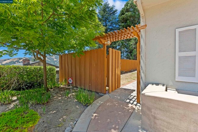 25 Bates Blvd in Orinda, CA - Foto de edificio - Building Photo