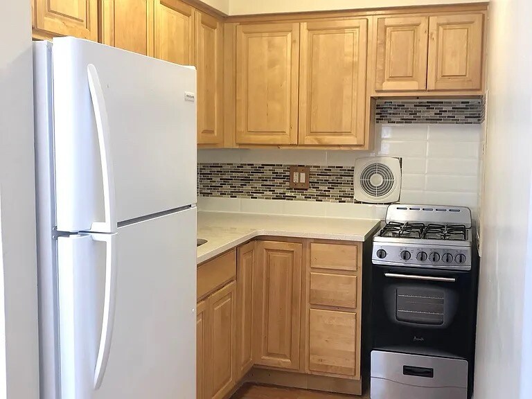 231 Kinderkamack Rd in Hackensack, NJ - Building Photo