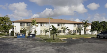 Wedgewood Apartments in West Palm Beach, FL - Foto de edificio - Building Photo