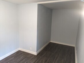 17915 Erwin St, Unit Apartment in Encino, CA - Building Photo - Building Photo