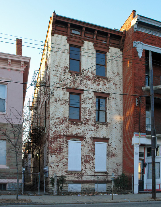 713 E McMillan St in Cincinnati, OH - Building Photo