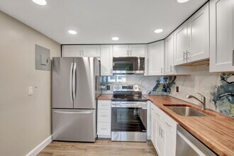 199 Flanders Ln E in Delray Beach, FL - Building Photo - Building Photo