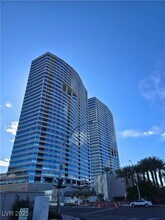 4525 Dean Martin Dr in Las Vegas, NV - Foto de edificio - Building Photo