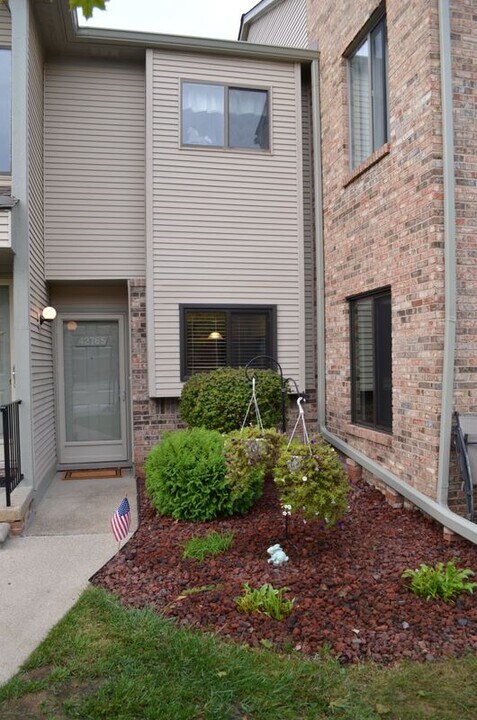 42765 Lilley Pointe Dr in Canton, MI - Building Photo