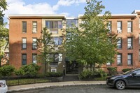 28 Juniper St, Unit #1 in Brookline, MA - Foto de edificio - Building Photo