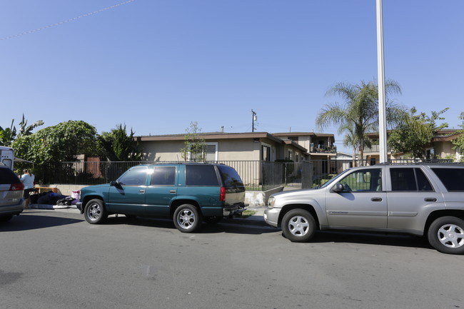 17391 Keelson Ln in Huntington Beach, CA - Foto de edificio - Building Photo