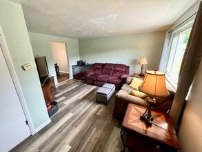 8099 Nuttals Grove Rd in Plum, PA - Foto de edificio - Building Photo