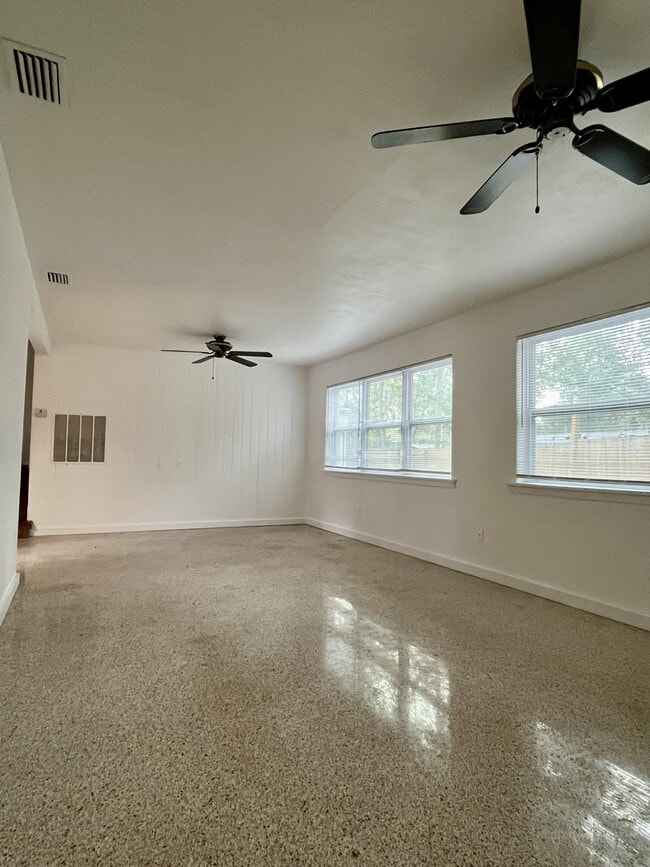 1109 NE 5th Pl in Gainesville, FL - Building Photo - Building Photo