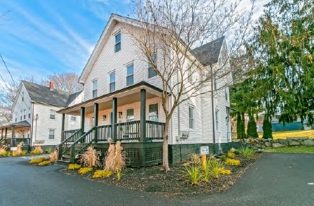 6 School Pl in Mystic, CT - Building Photo