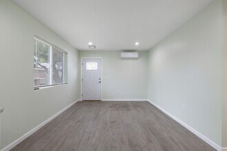 15452 Romar St in Los Angeles, CA - Building Photo - Building Photo