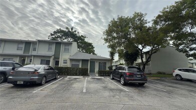 873 Crystal Lake Dr in Pompano Beach, FL - Building Photo - Building Photo