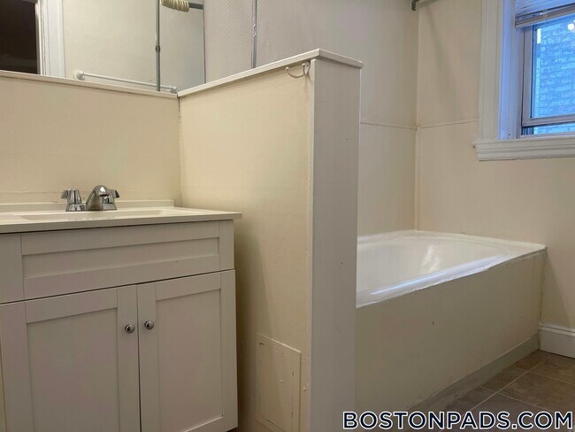 520 Cambridge St, Unit 8A in Boston, MA - Building Photo - Building Photo