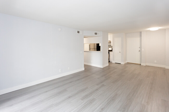 St Andrews Apartments in Los Angeles, CA - Building Photo - Interior Photo