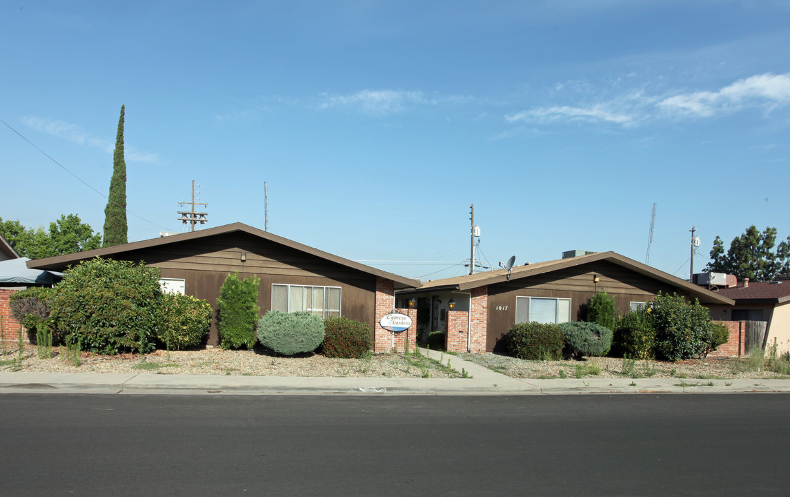 1081 N Villa Ave in Dinuba, CA - Building Photo