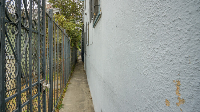 1623 W 39th Pl in Los Angeles, CA - Building Photo - Building Photo