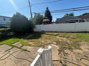 64 Devon Rd in Bethpage, NY - Foto de edificio - Building Photo