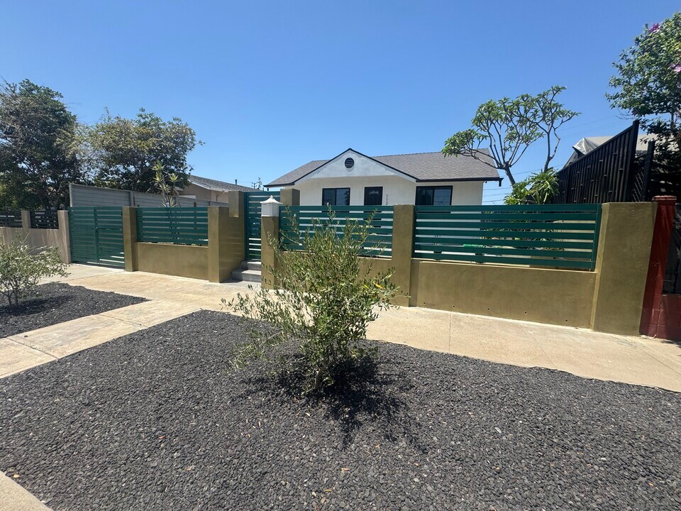 1121 La Puerta St in Los Angeles, CA - Building Photo