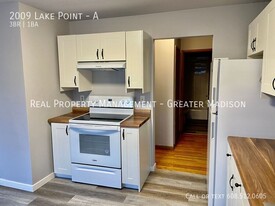 2009 Lake Point Dr in Madison, WI - Building Photo - Building Photo