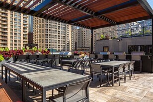 30 E Huron St, Unit 1305 in Chicago, IL - Building Photo