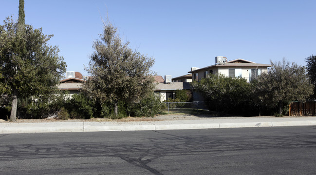 761 Upton Dr in Barstow, CA - Foto de edificio - Building Photo