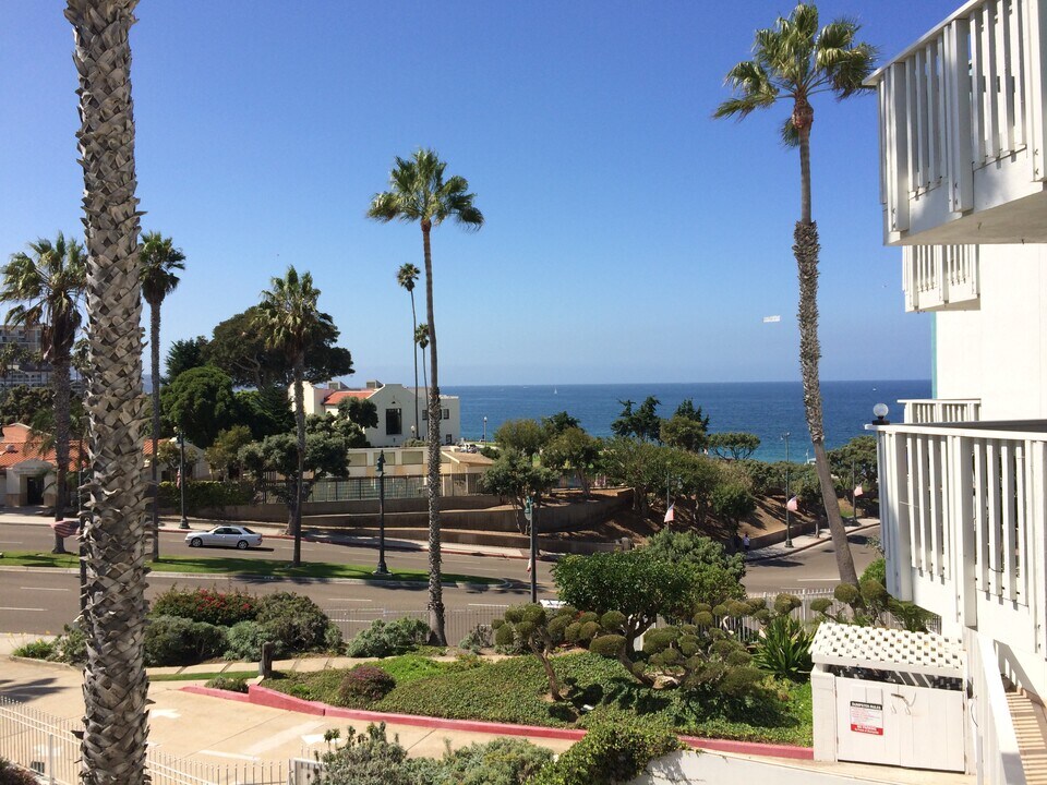 660 The Village in Redondo Beach, CA - Building Photo