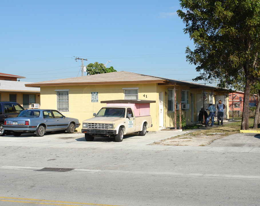 41 W 27th St in Hialeah, FL - Foto de edificio