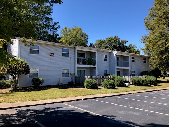 Suffolk Place Apartments in High Point, NC - Foto de edificio - Building Photo