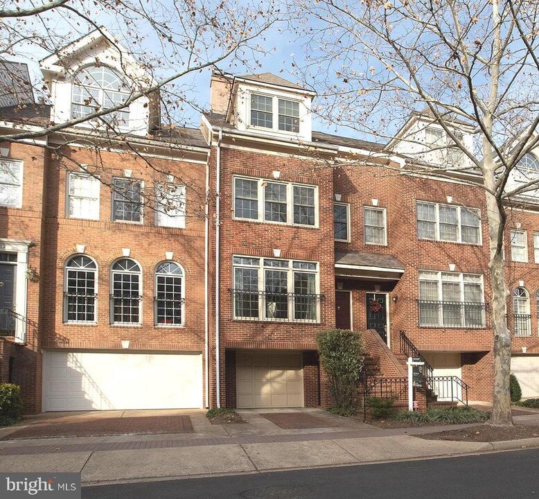 1514 N Colonial Terrace in Arlington, VA - Foto de edificio