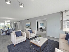 535 Oaks Dr in Pompano Beach, FL - Building Photo - Building Photo