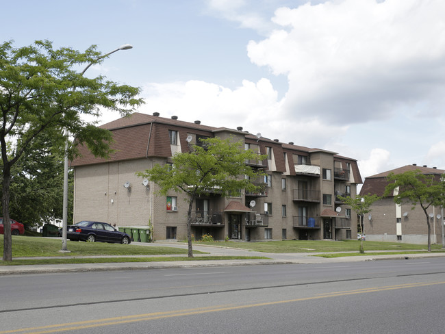 16303 de Pierrefonds in Montréal, QC - Building Photo - Primary Photo