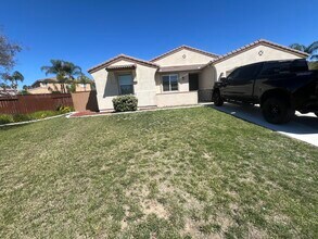 27922 Crescent Ct in Moreno Valley, CA - Foto de edificio - Building Photo