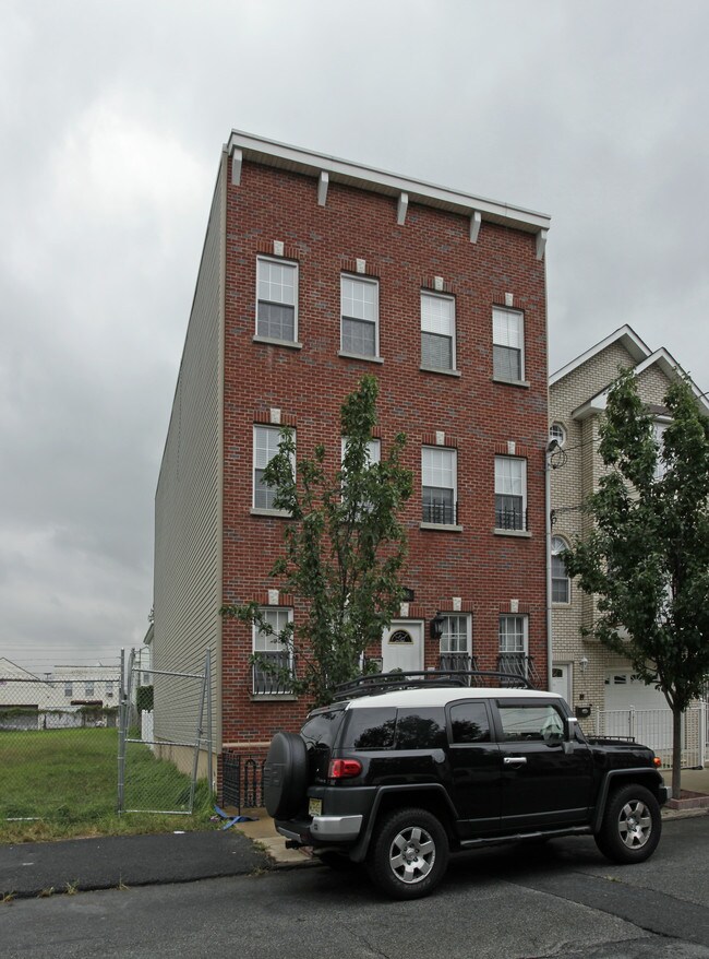 258 Pine St in Jersey City, NJ - Building Photo - Building Photo