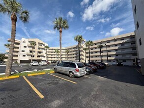 15969 NW 64th Ave in Hialeah, FL - Foto de edificio - Building Photo