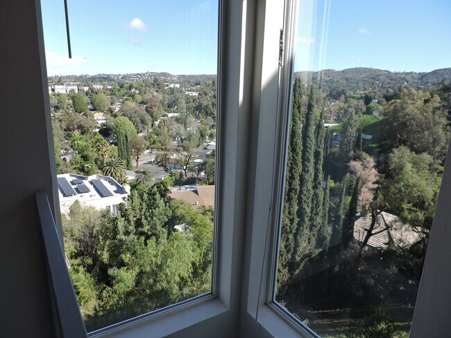 5220 Medina Rd, Unit 5220 Medina rd Woodland H in Woodland Hills, CA - Foto de edificio - Building Photo