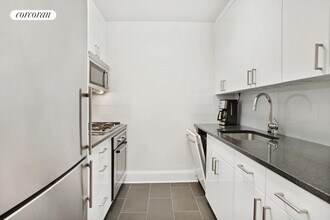 300 E 64th St in New York, NY - Building Photo - Building Photo
