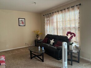 516 Grosvenor Ln in Aurora, IL - Building Photo - Building Photo