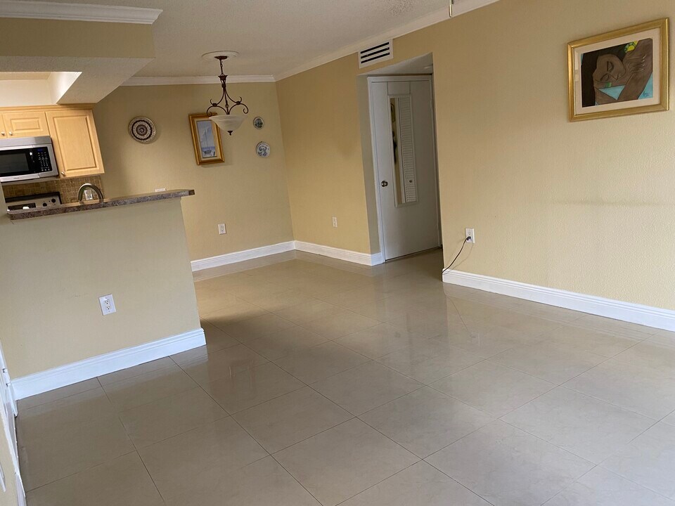 15067 SW 103rd Ter in Miami, FL - Building Photo