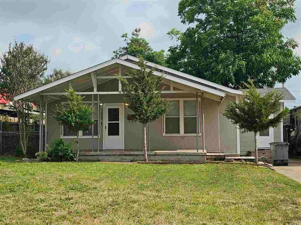 909 NW Bell Ave in Lawton, OK - Building Photo