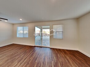 556 Topiary Pk Ave in Las Vegas, NV - Foto de edificio - Building Photo