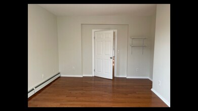 75 Putnam St, Unit #1 in Boston, MA - Foto de edificio - Building Photo