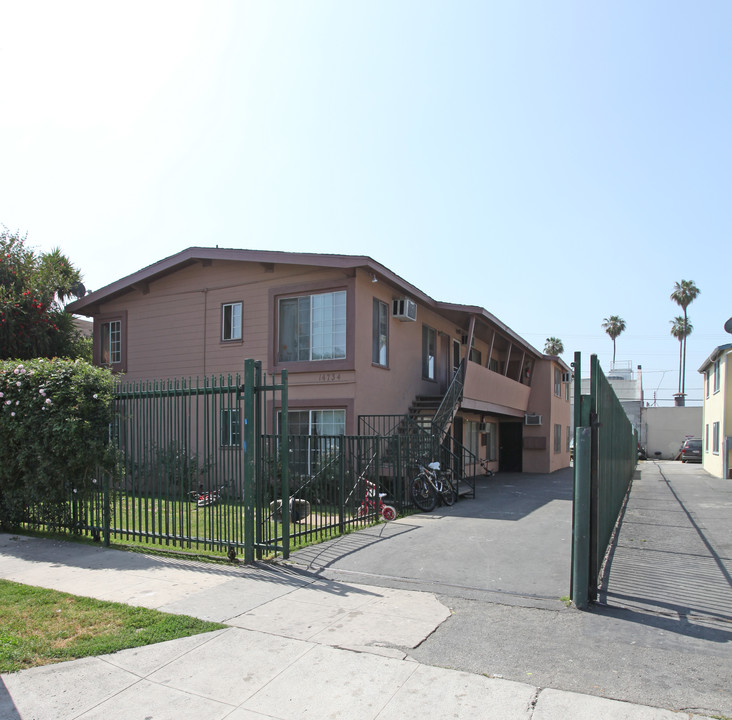 14734 Delano St in Van Nuys, CA - Building Photo