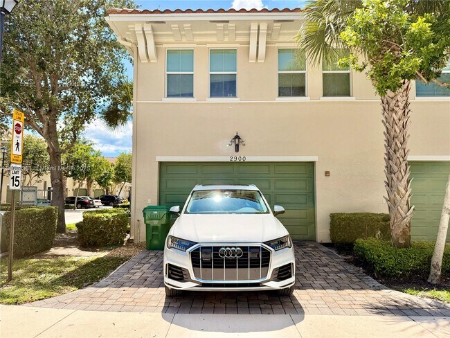 2900 Cascada Isle Way in Hollywood, FL - Building Photo - Building Photo