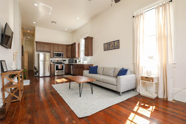 2413 1st St, Unit 2413 in New Orleans, LA - Foto de edificio - Building Photo