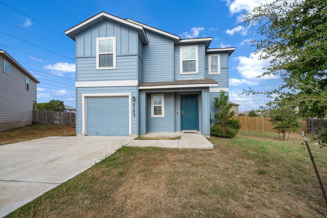 8203 Rocky Pebble in Converse, TX - Building Photo