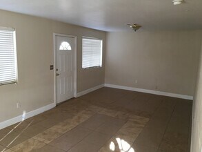 132 Hopkins Ave in Bakersfield, CA - Building Photo - Building Photo