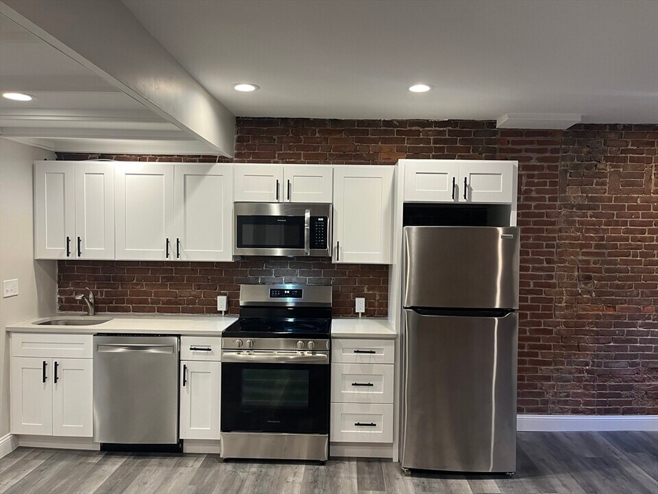 10 Wellington St in Boston, MA - Building Photo