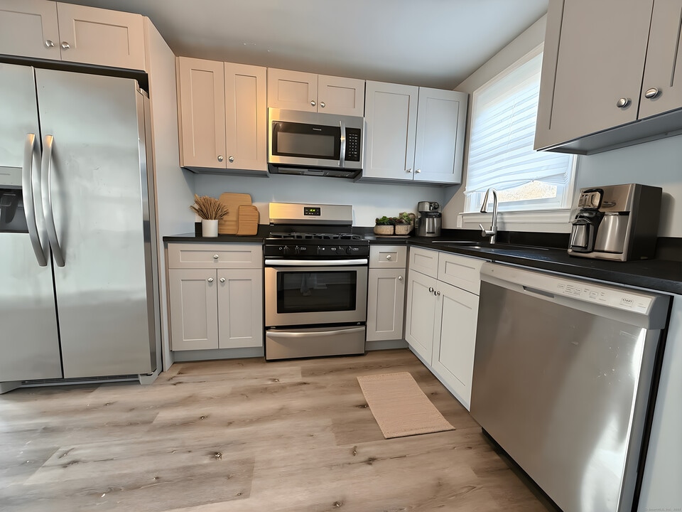 211 Spencer St in Naugatuck, CT - Building Photo