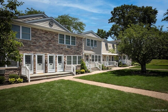 25 Fairfield Way in Commack, NY - Building Photo - Building Photo