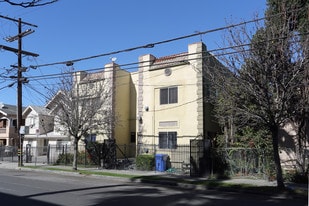 2817 San Marino St in Los Angeles, CA - Building Photo