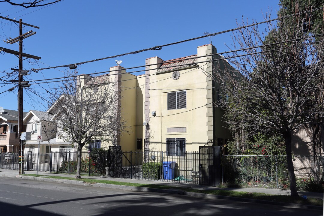 2817 San Marino St in Los Angeles, CA - Building Photo